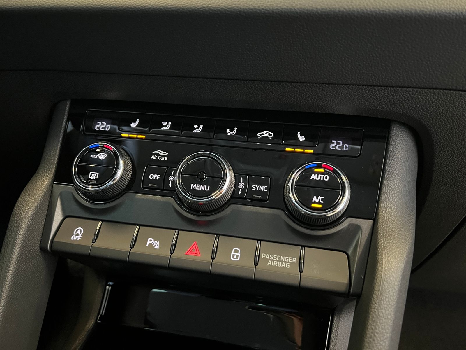 Fahrzeugabbildung SKODA Karoq DRIVE 1.5 TSI DSG *AHK, ACC, LED, Virtual