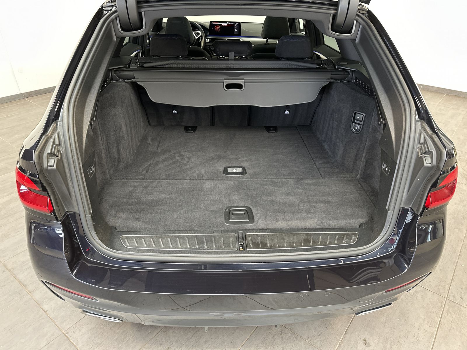 Fahrzeugabbildung BMW 520d Touring M-Sport NAV+LED+AHK+PANO+KAMERA+1HD