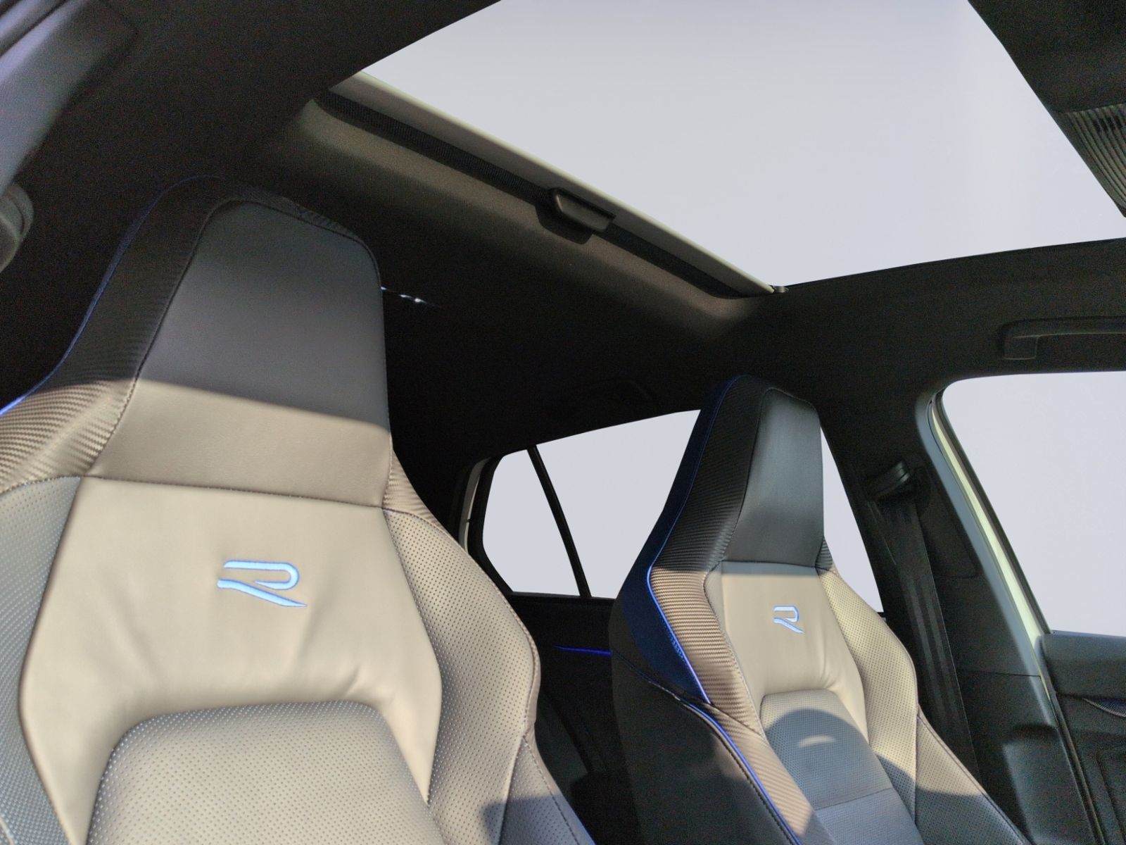 Golf VIII R BLACK EDITION 4MO AKRA+LEDER+PANO+