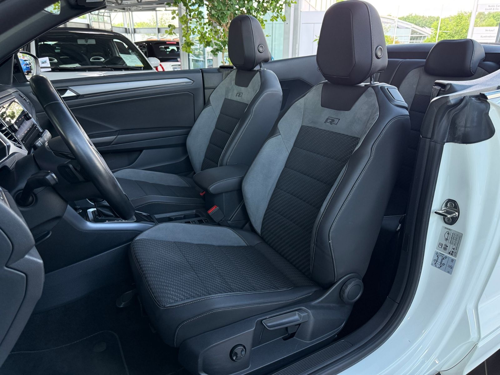 Fahrzeugabbildung Volkswagen T-Roc Cabriolet R-Line Black AHK LED RFK 19"