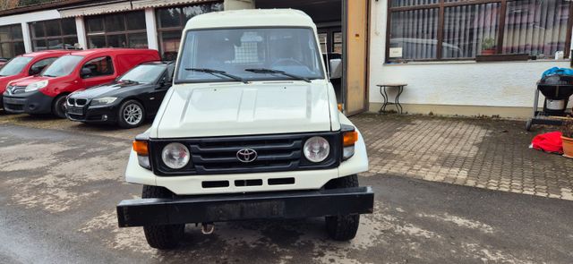 Toyota Land Cruiser HZJ 78