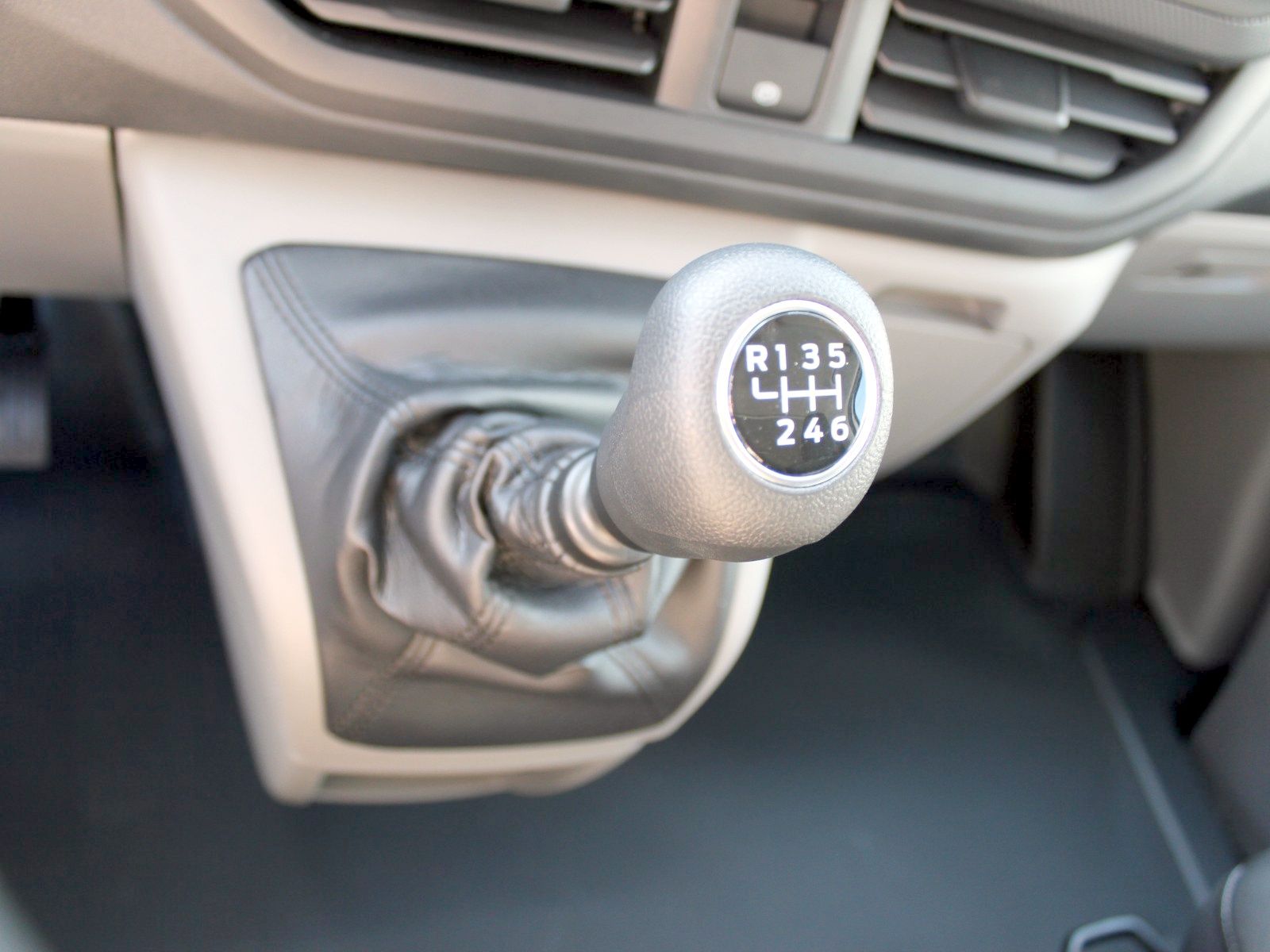 Fahrzeugabbildung Ford Transit Custom 320 L1 FWD Trend