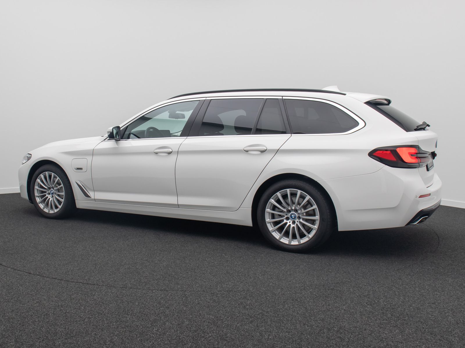 Fahrzeugabbildung BMW 530e HUD DAB Alarm Panorama HiFi Sport Leder