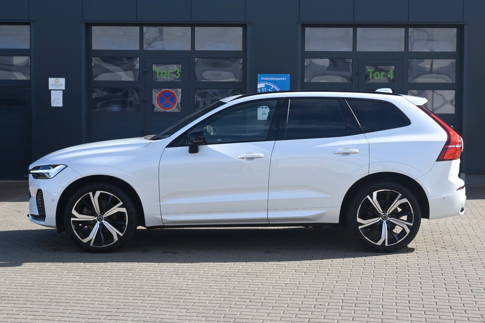 Fahrzeugabbildung Volvo XC60 B5 AWD Plus Dark*LED*PANO*360*H&K*BLIS