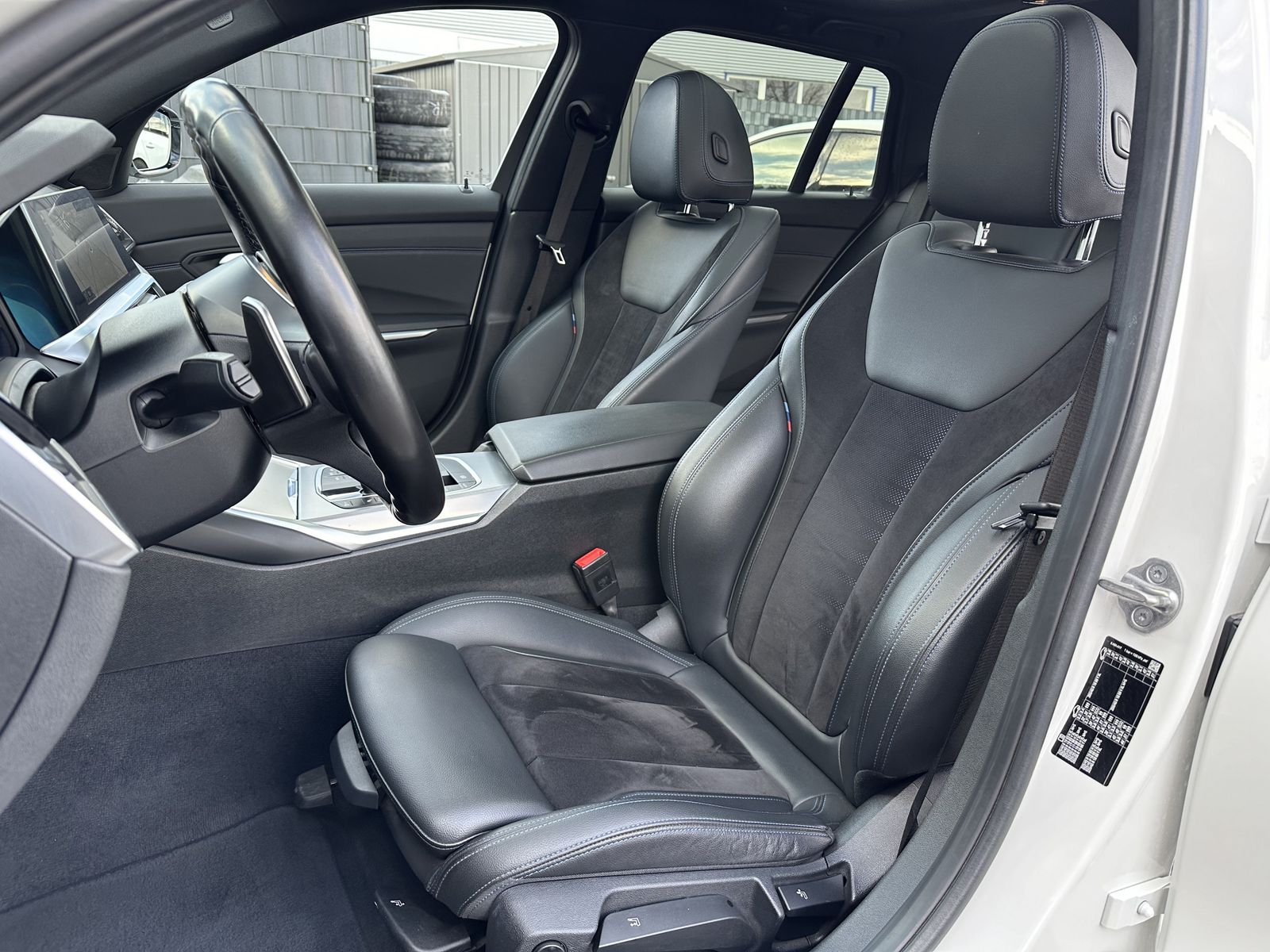 Fahrzeugabbildung BMW 330i Touring M-Sport NAV+LED+PANO+AHK+LIVECOCKPI