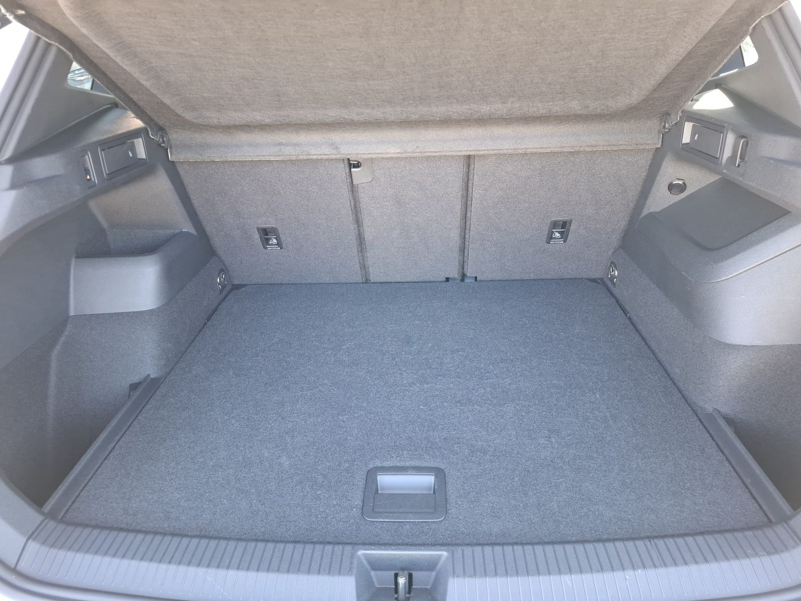 Fahrzeugabbildung Volkswagen Tiguan 2.0 TDI 4M R-Line BLACK*PAN*HK*AHK*MATRIX