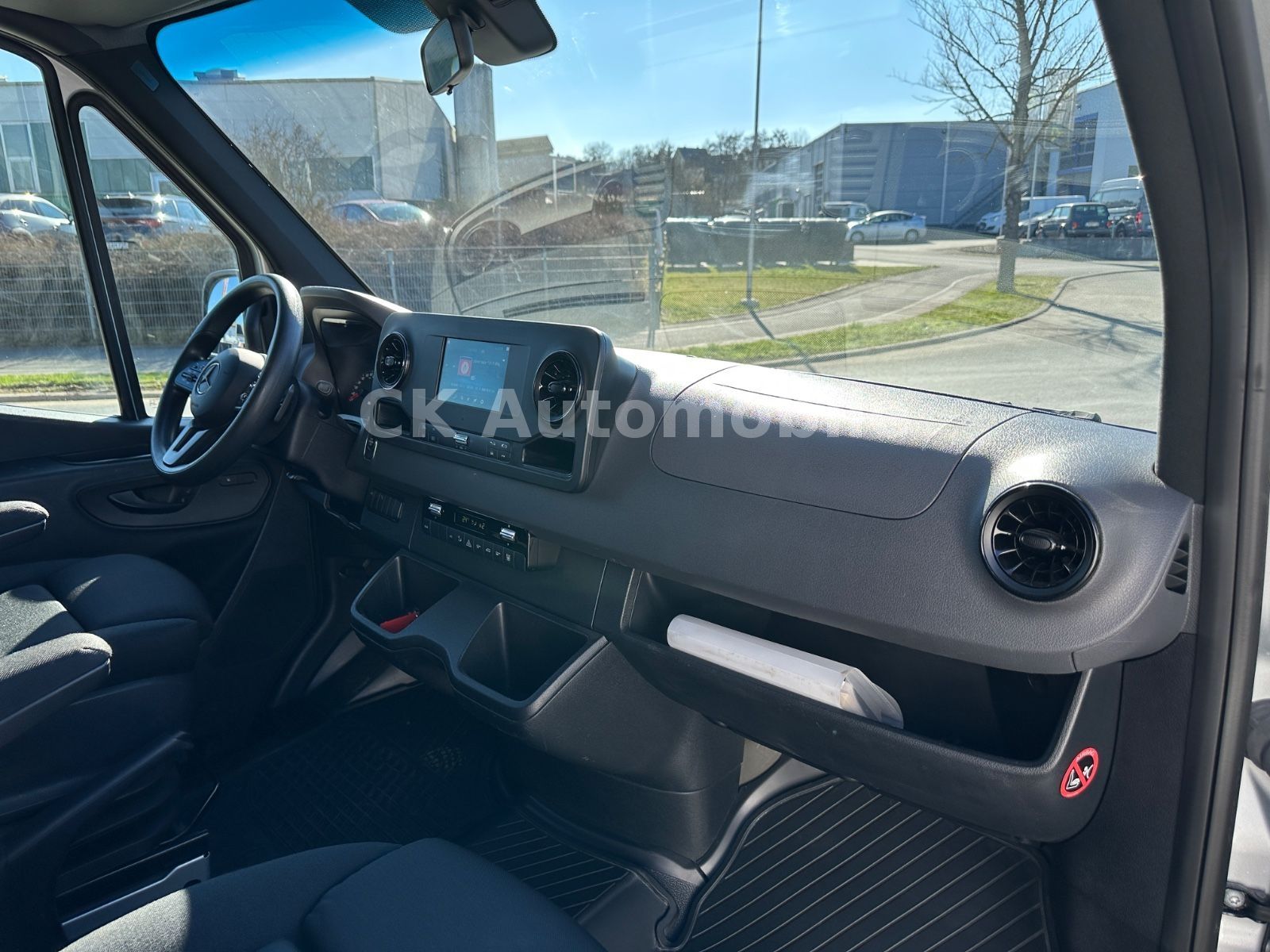 Fahrzeugabbildung Mercedes-Benz Sprinter 319 Kombi 4x4/8 Sitze/Klima/Navi/Kamera