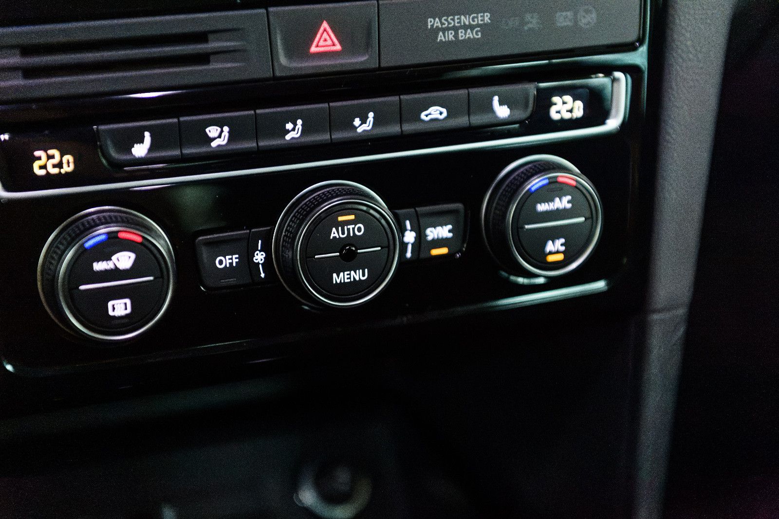 Fahrzeugabbildung Volkswagen Golf Sportsvan VII Highl+AHK+LED+GRA+SHZ+ALUFELG