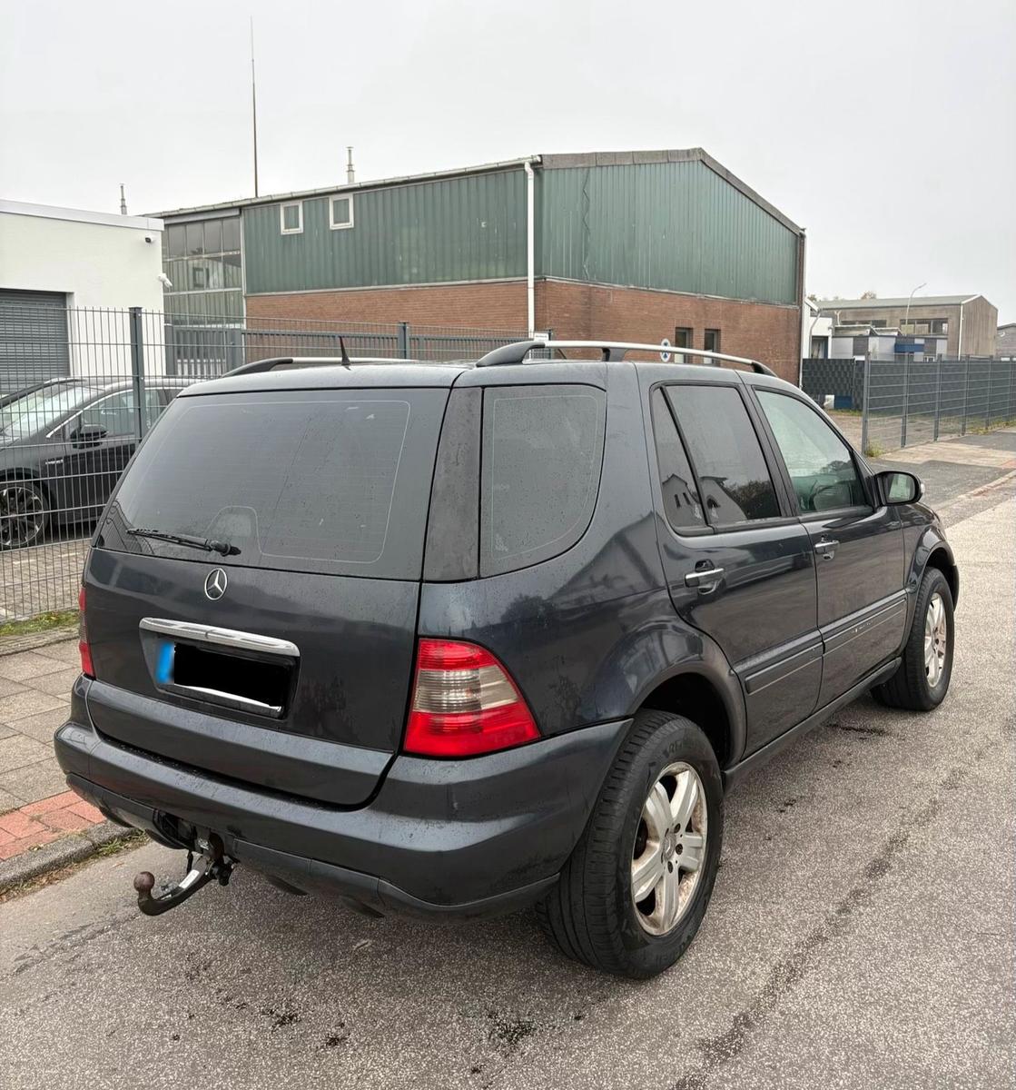 Mercedes-Benz ML270 2004 — interior