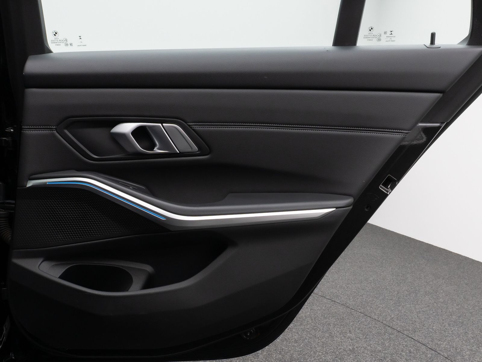 Fahrzeugabbildung BMW 330e xD SportLine Panorama Laser HUD DAB Komfort