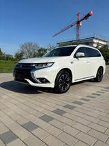 Mitsubishi Outlander AHK SCHIEBEDACH SHZ - Mitsubishi Plug-in Hybrid Outlander aus 2017