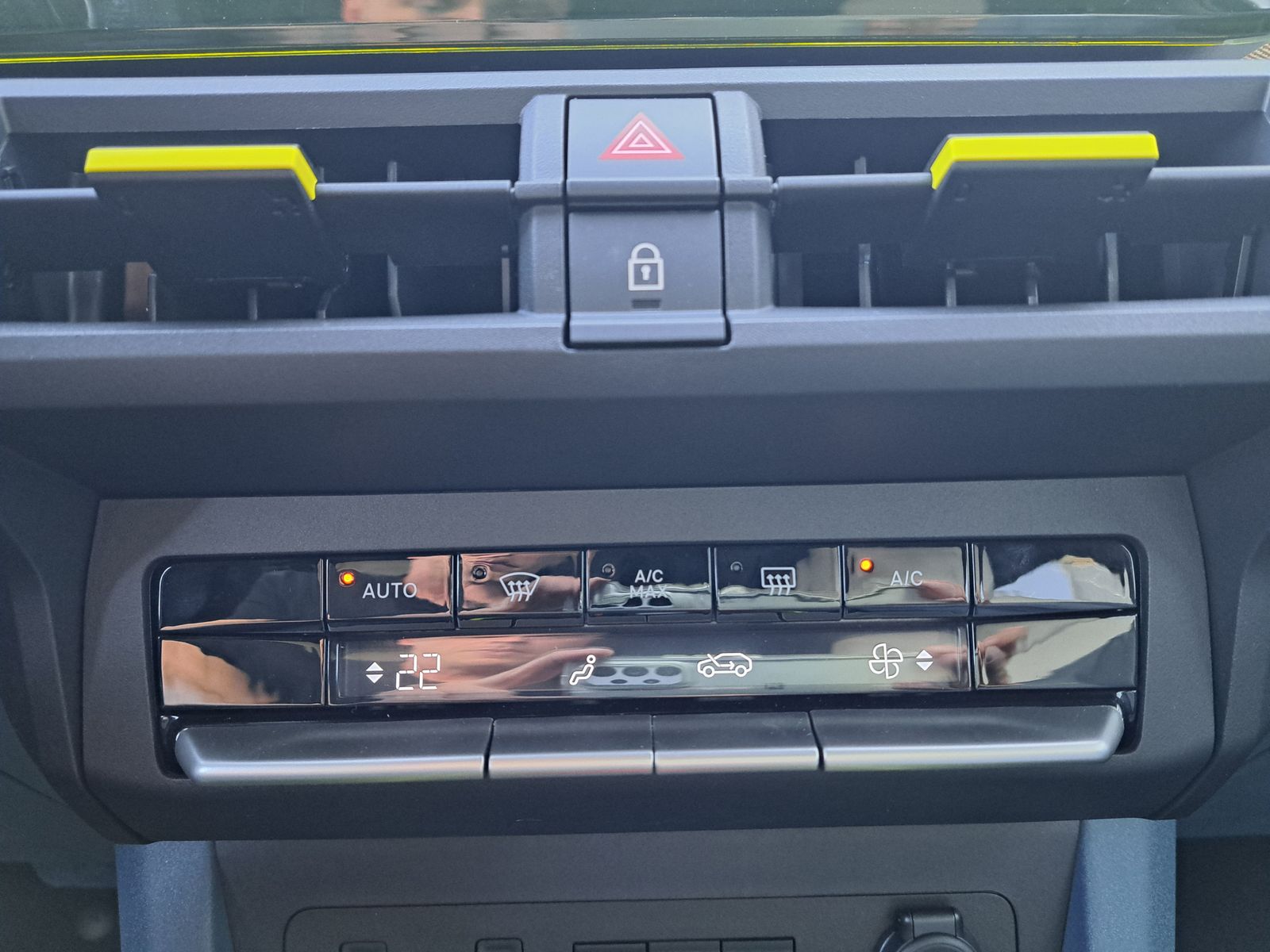 Fahrzeugabbildung Fiat Grande Panda La Prima Hybrid AUTOM. SITZHEIZUNG