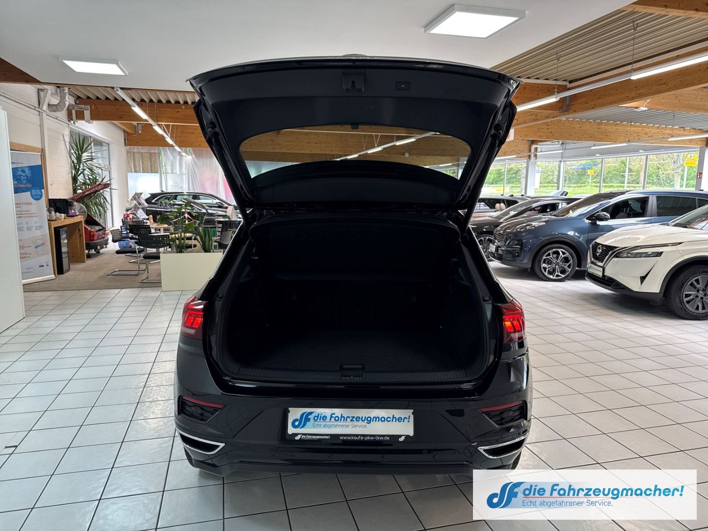 Fahrzeugabbildung Volkswagen T-Roc R-LINE Sportpaket ab.AHK Navi Digi.Cockpit