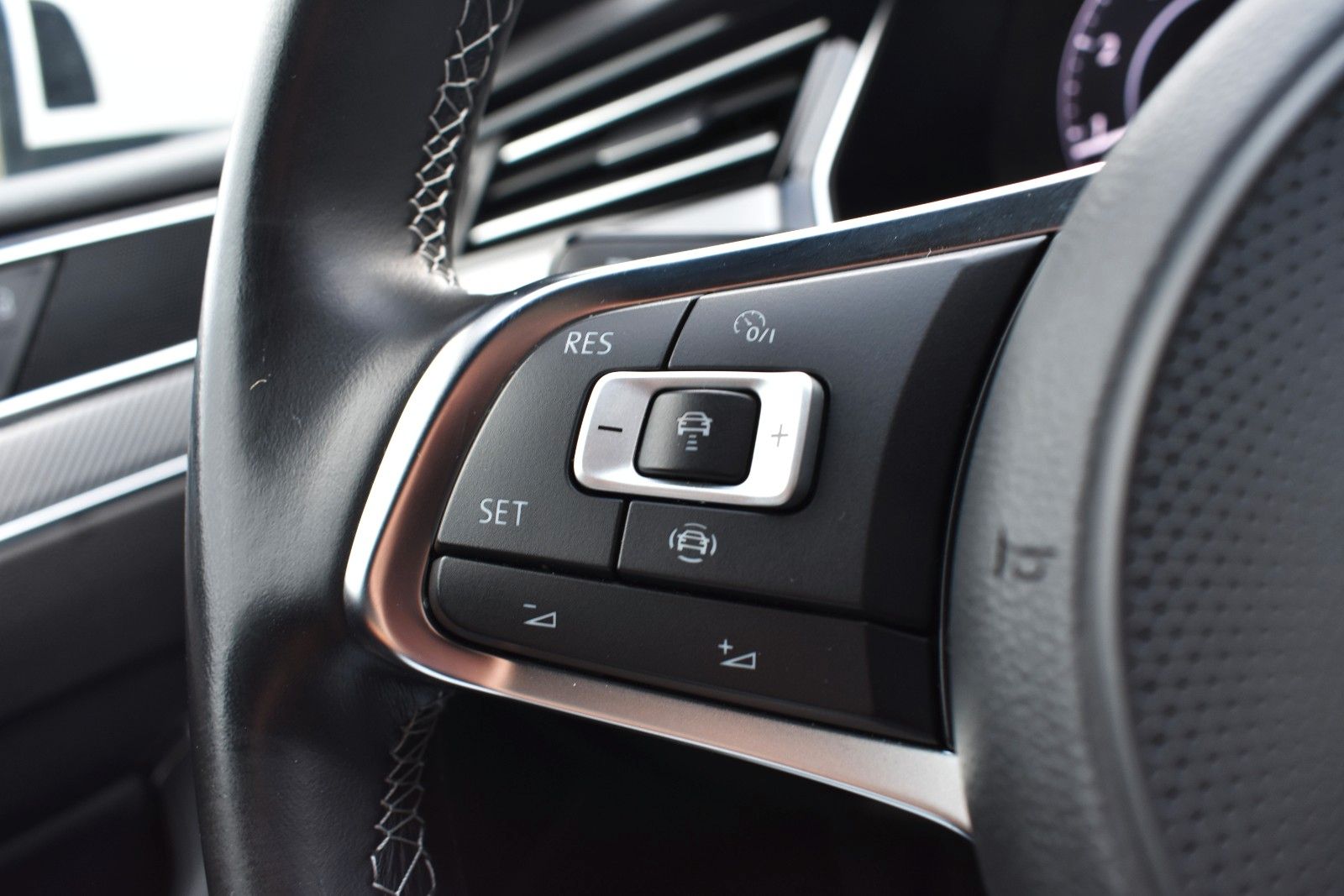 Fahrzeugabbildung Volkswagen Arteon R-Line 4Motion PANO/AHK/STH/MASAGE/DYNAUD