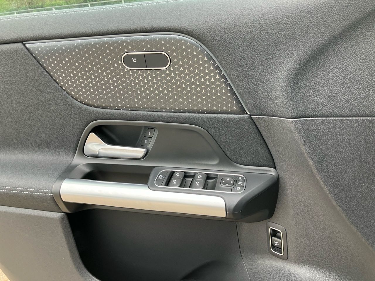 Fahrzeugabbildung Mercedes-Benz EQA 250+ BONUS+PANO+AMBIENTE+LENKRADHEIZ+KAMERA+