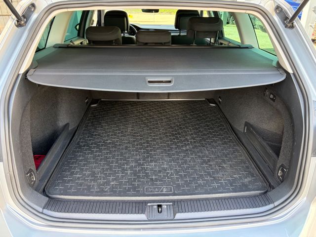 Fahrzeugabbildung Volkswagen Passat Variant 1.5 DSG+AHK+Navi+CarPlay+LM+WR