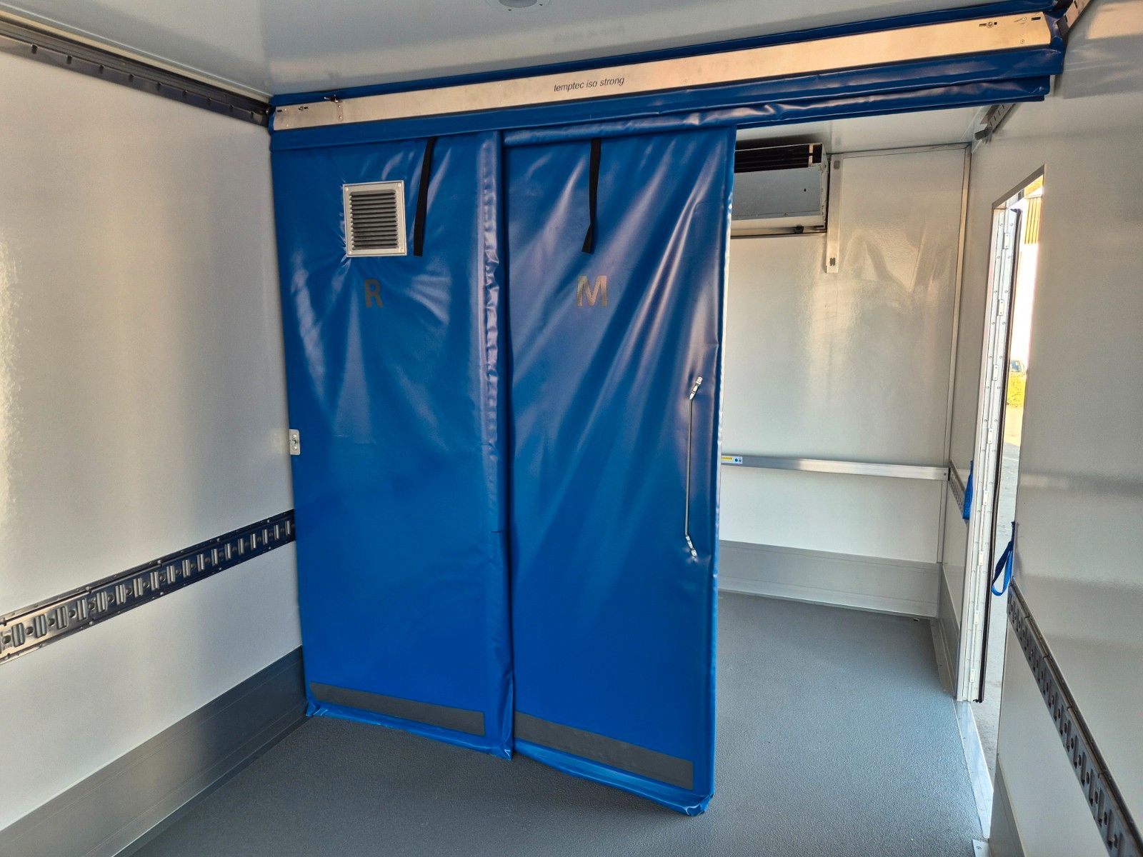 Fahrzeugabbildung Iveco Eurocargo ML160E28/P Carrier Supra 1250 LBW Tür