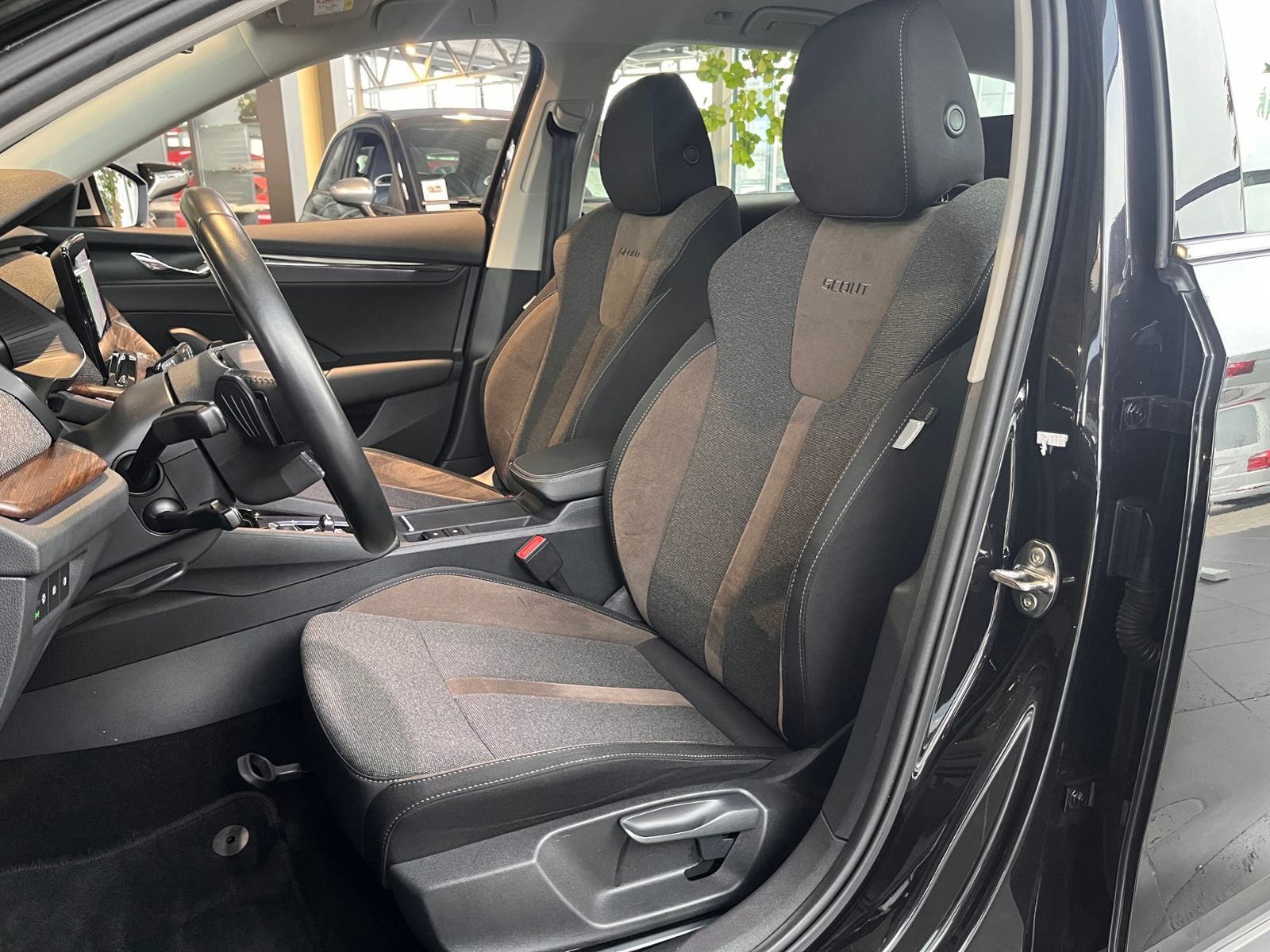 Fahrzeugabbildung SKODA Octavia Combi Scout 4x4 VIRTUAL ACC HUD LED