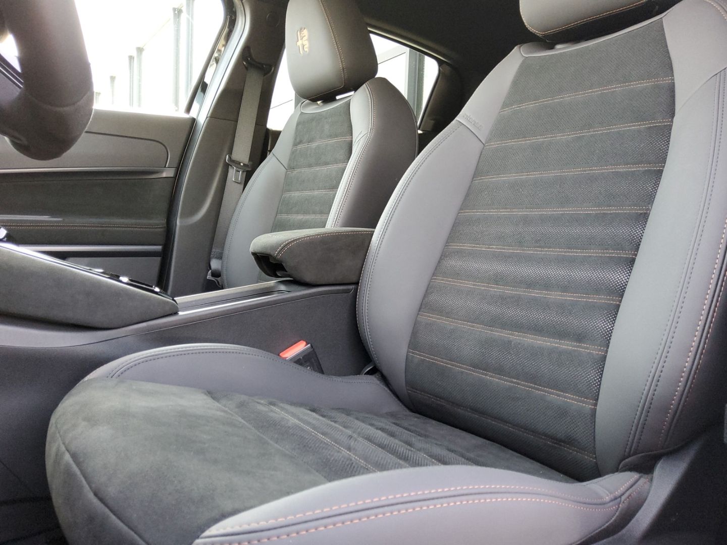 Fahrzeugabbildung Alfa Romeo Junior Elektro Intensa Sondermodell Navi, 360°