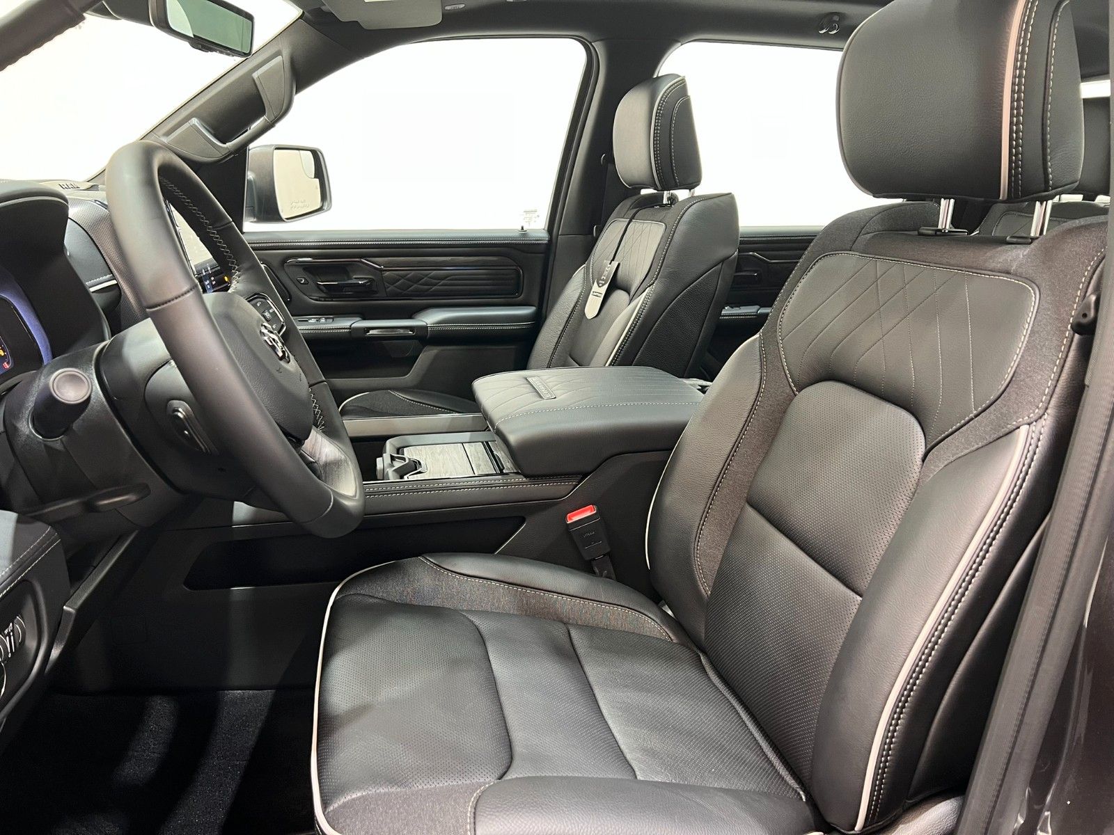 Fahrzeugabbildung Dodge RAM 1500 Limited Night  5,7L V8 HEMI / MFT