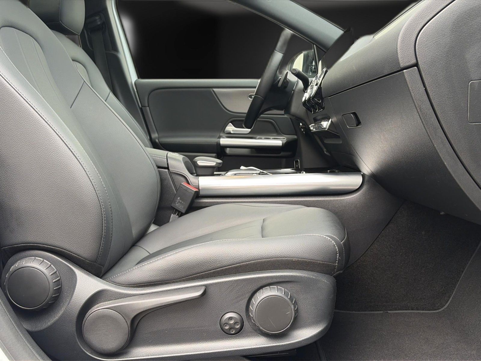 Mercedes-Benz EQA 350 4Matic SO96% Pano 360 HUD AHK Night 18 foto 15