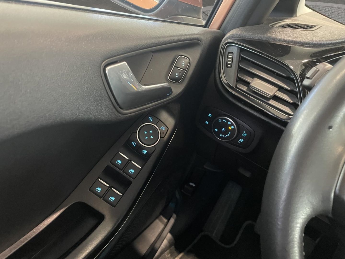 Fahrzeugabbildung Ford Fiesta Titanium Kamera Panoramadach Tempomat