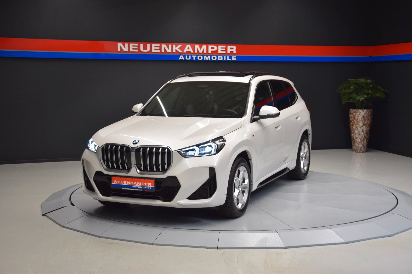 Fahrzeugabbildung BMW X1 18 i sDrive M Sport Pano LED Leder h/k Memory