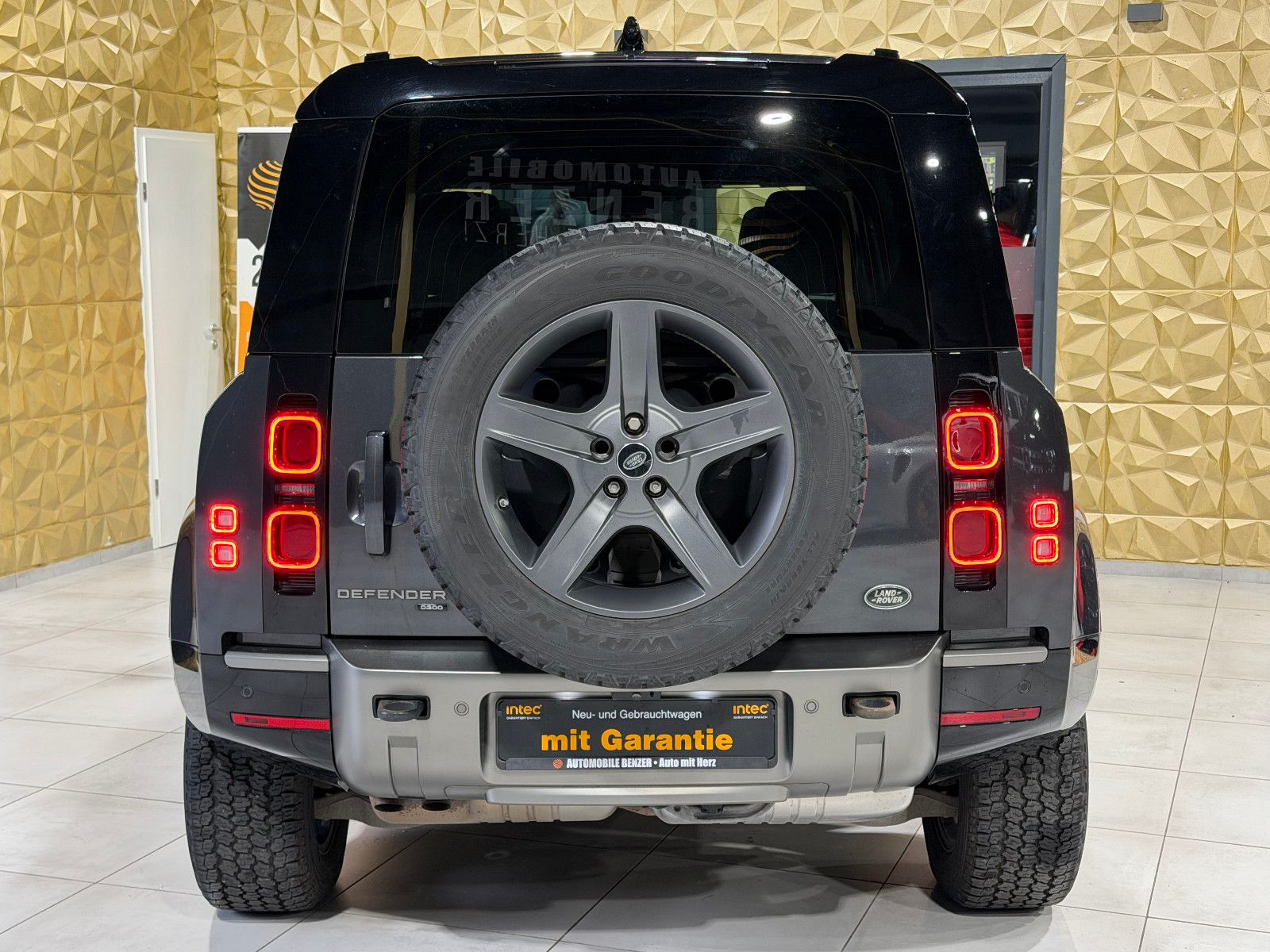 Fahrzeugabbildung Land Rover Defender 110 X-Dynamic SE/PANO/360''KAM/MEREDIAN