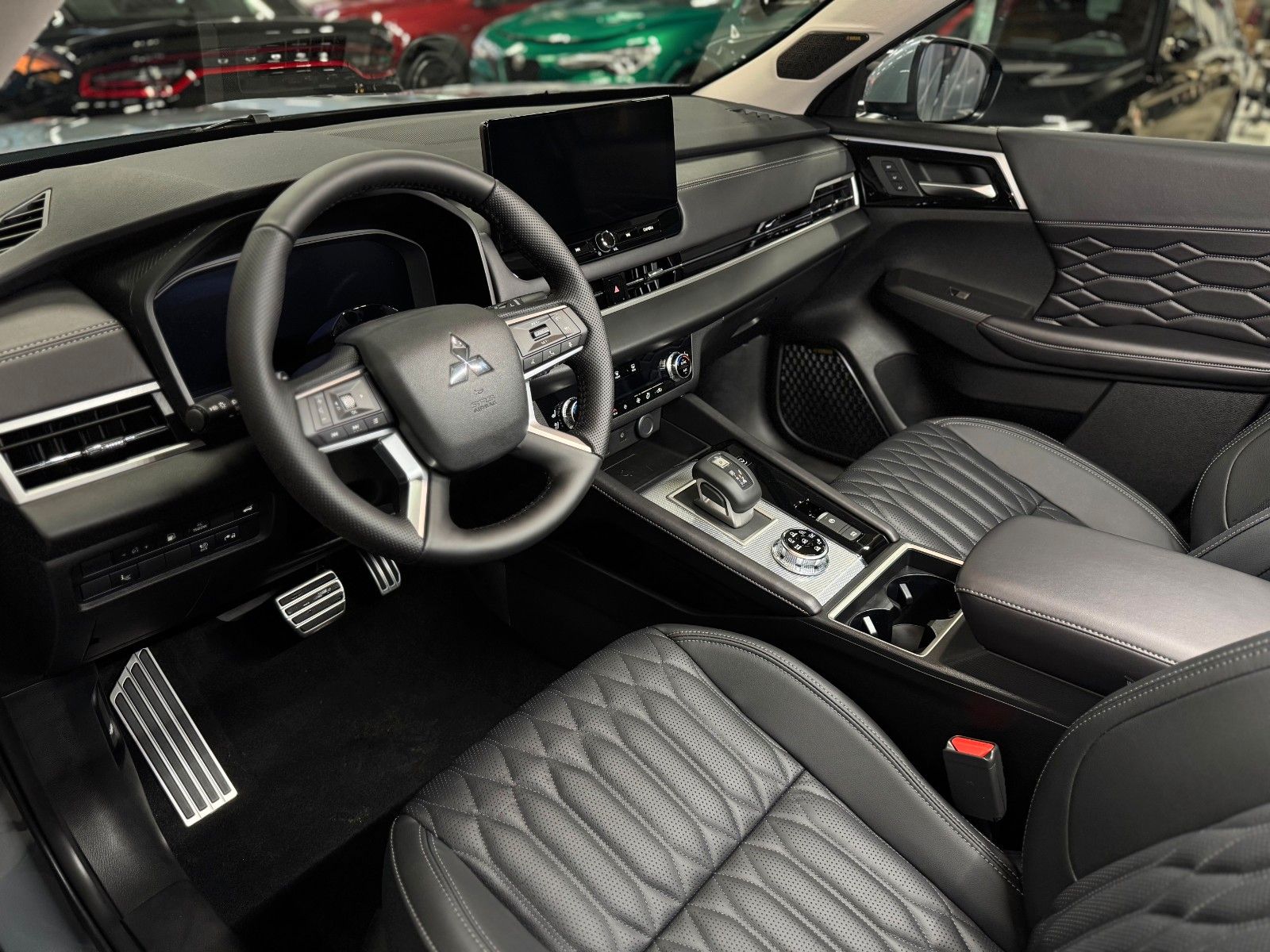 Fahrzeugabbildung Mitsubishi Outlander 2.4PLUG-IN HYBRID 4WD TOP PANO