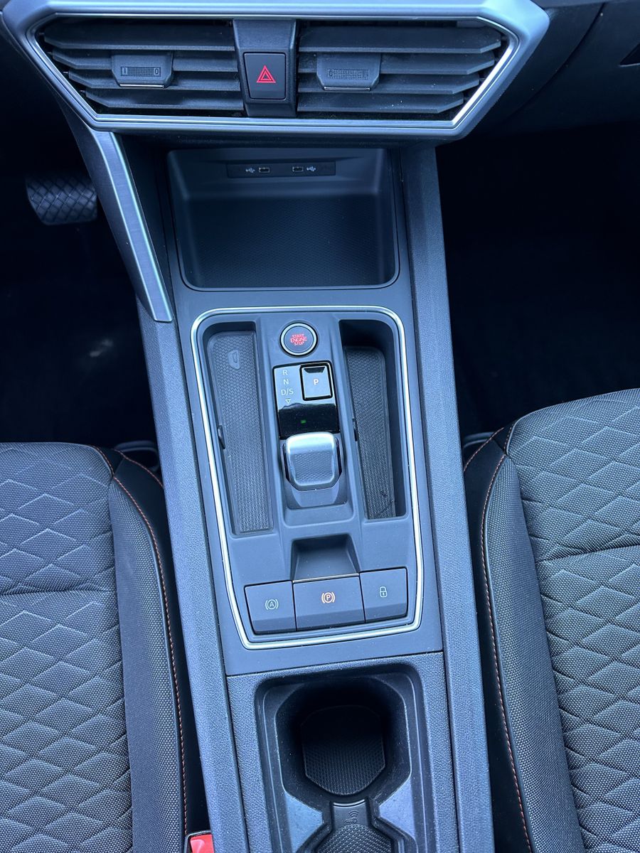 Fahrzeugabbildung SEAT Leon SpT 2.0 TDI DSG FR NAV+LED+AHK+ACC+18ZO+1HD