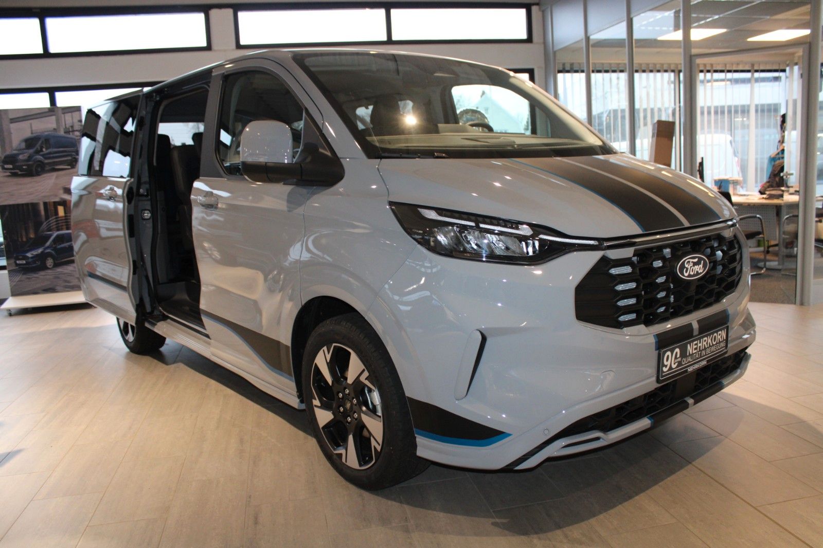 Fahrzeugabbildung Ford Tourneo Custom Automatik L1 SPORT mit AHK + GJR