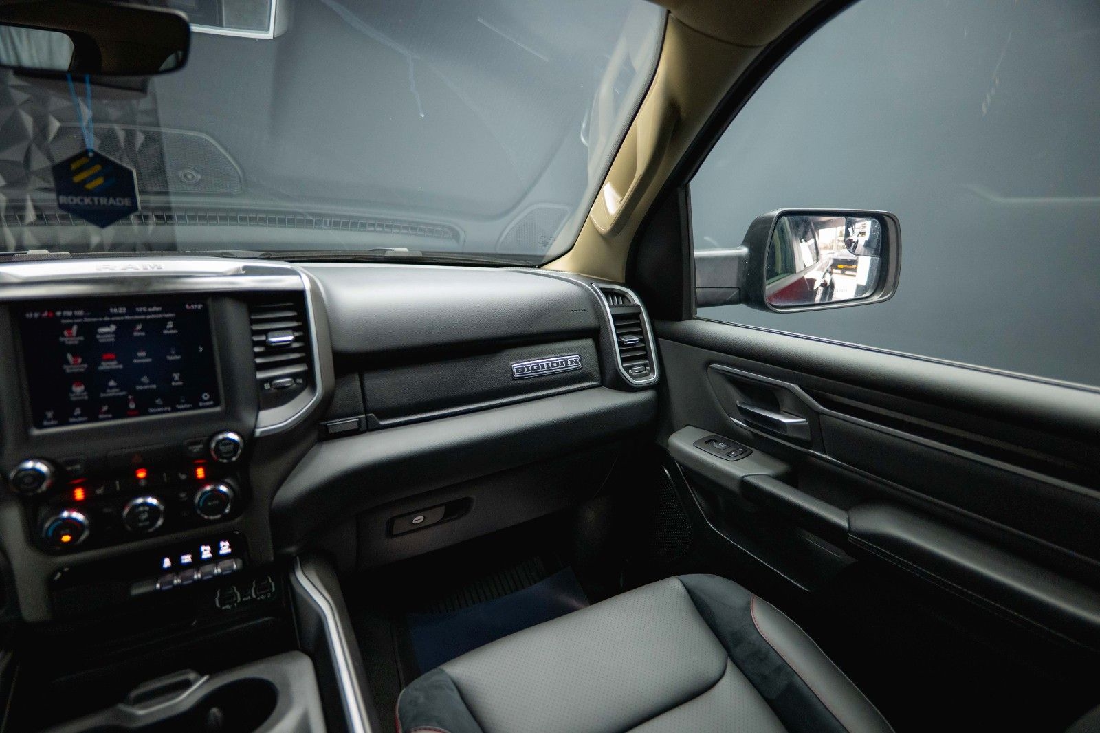 Fahrzeugabbildung Dodge RAM 5.7 V8 HEMI 4x4 OFFROAD Night-Paket *LED*19%