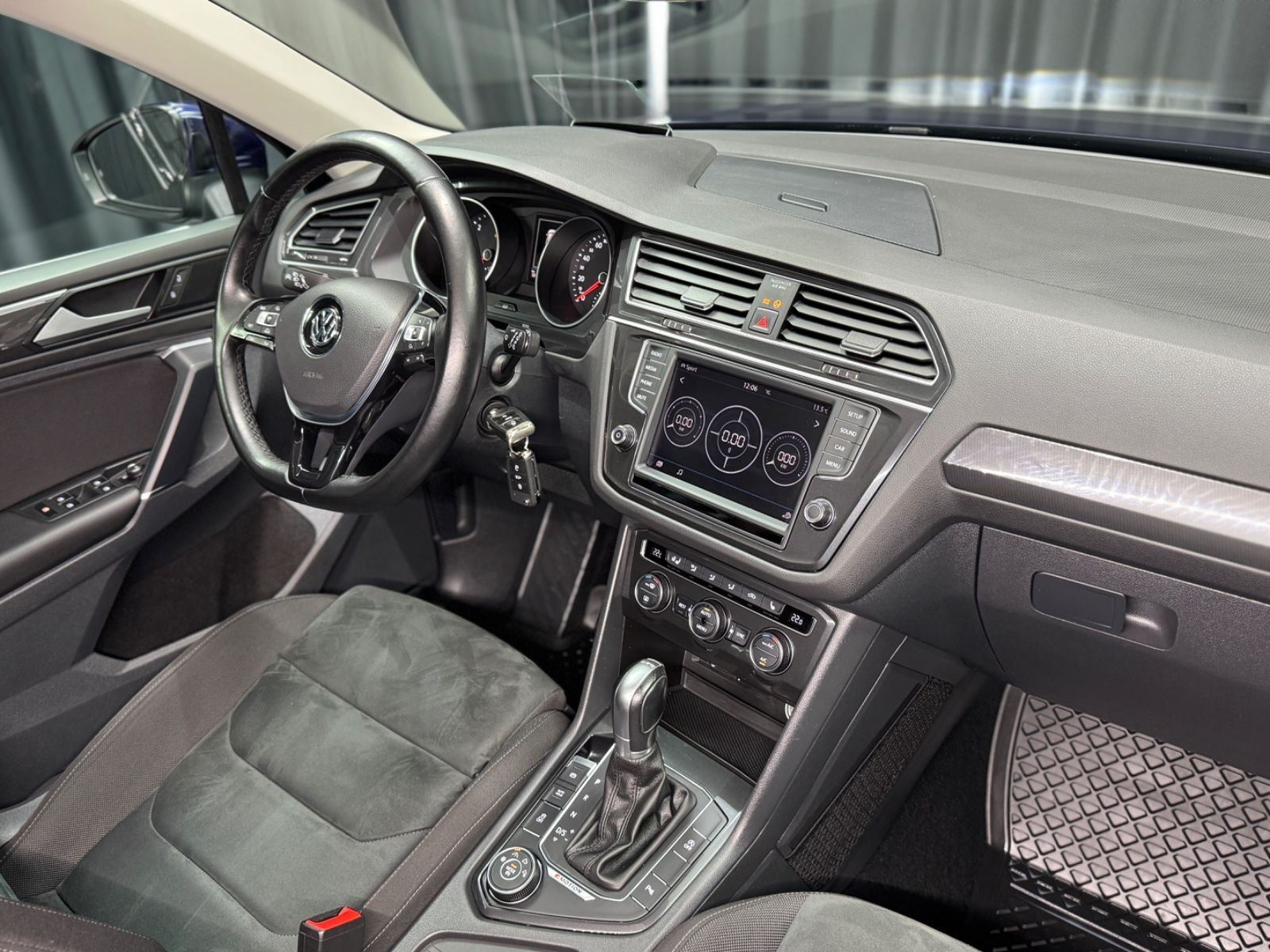 Fahrzeugabbildung Volkswagen Tiguan Highline 4Motion|MASSAGE|AHK|HEAD-UP|DSG|
