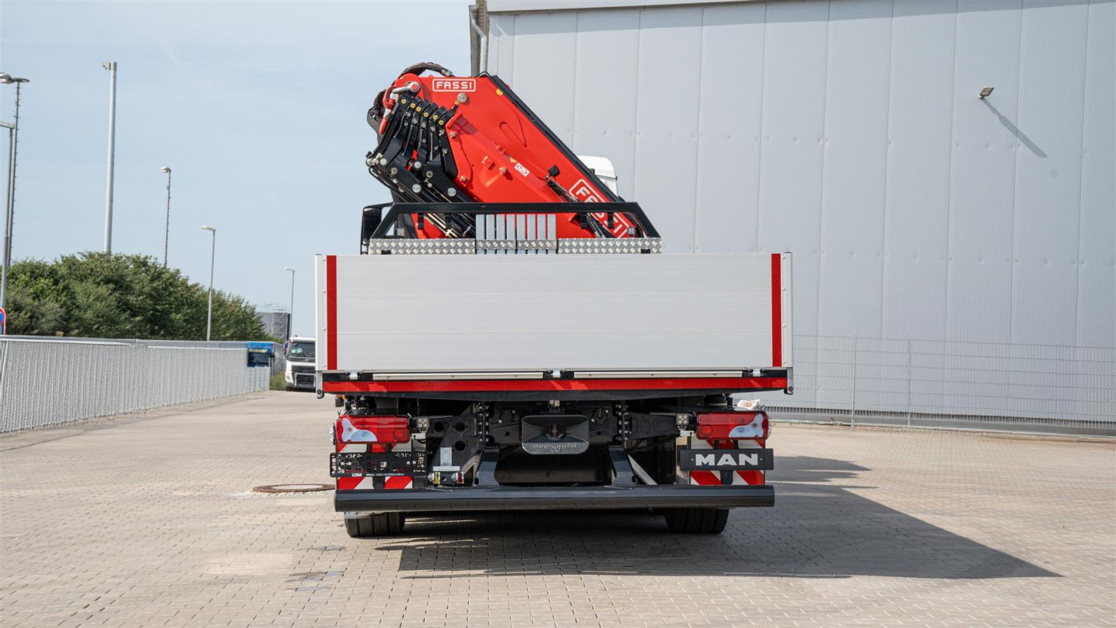 Fahrzeugabbildung MAN MAN 35.470 8x2 Kran F710 RA2.26