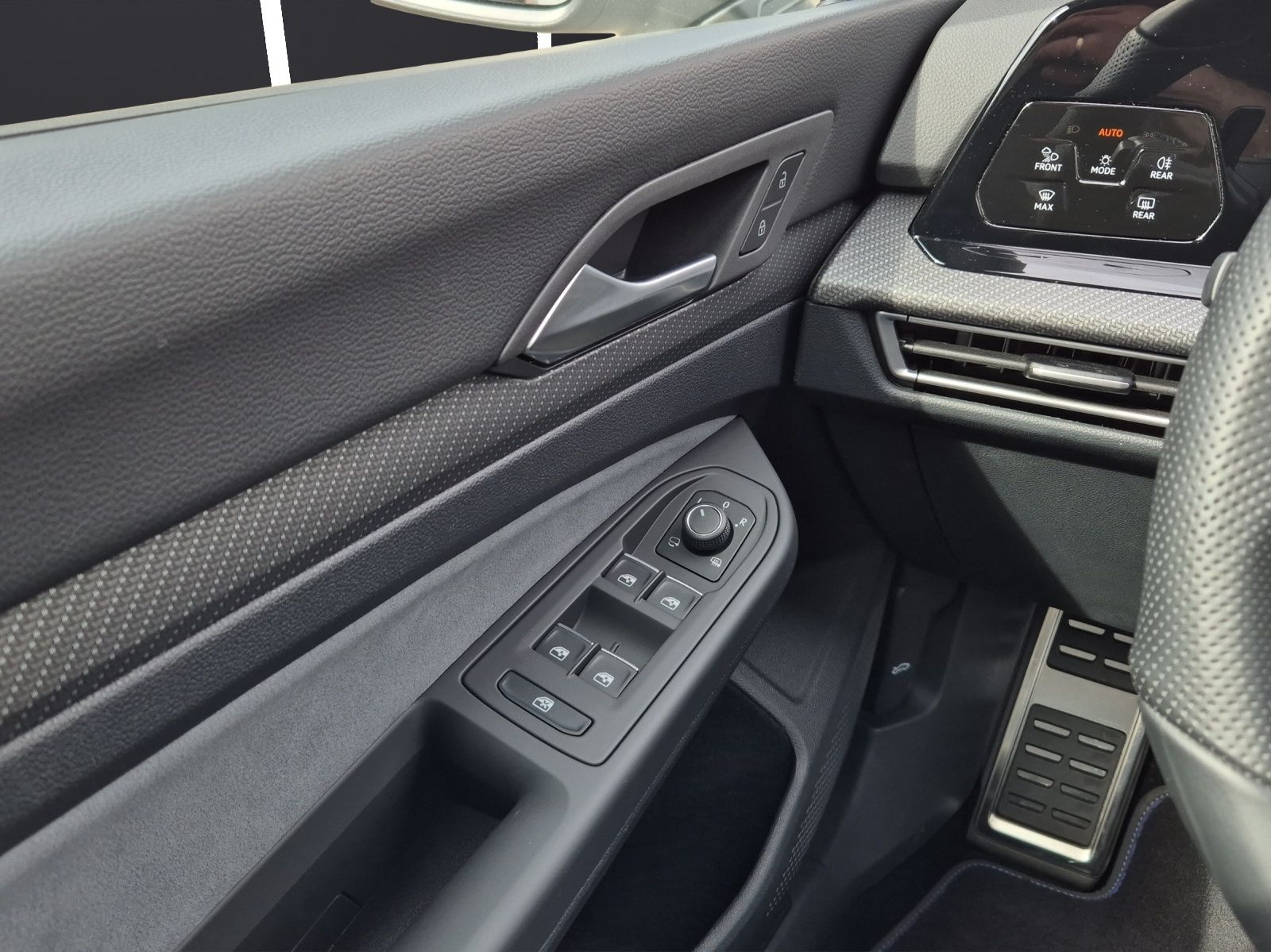 Fahrzeugabbildung Volkswagen Golf VIII R DSG 4M LEDplus Navi AID Pano Akra AC