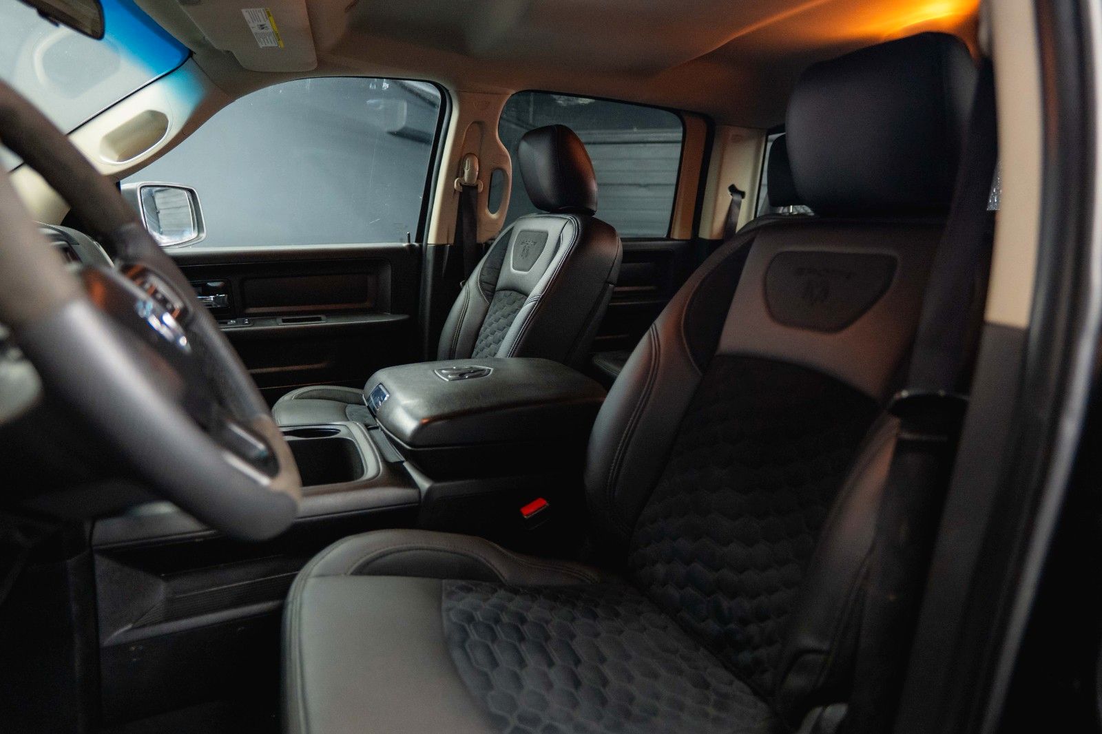 Fahrzeugabbildung Dodge RAM 5.7 V8 HEMI 4x4 Sport OFFROAD Night LONGBED