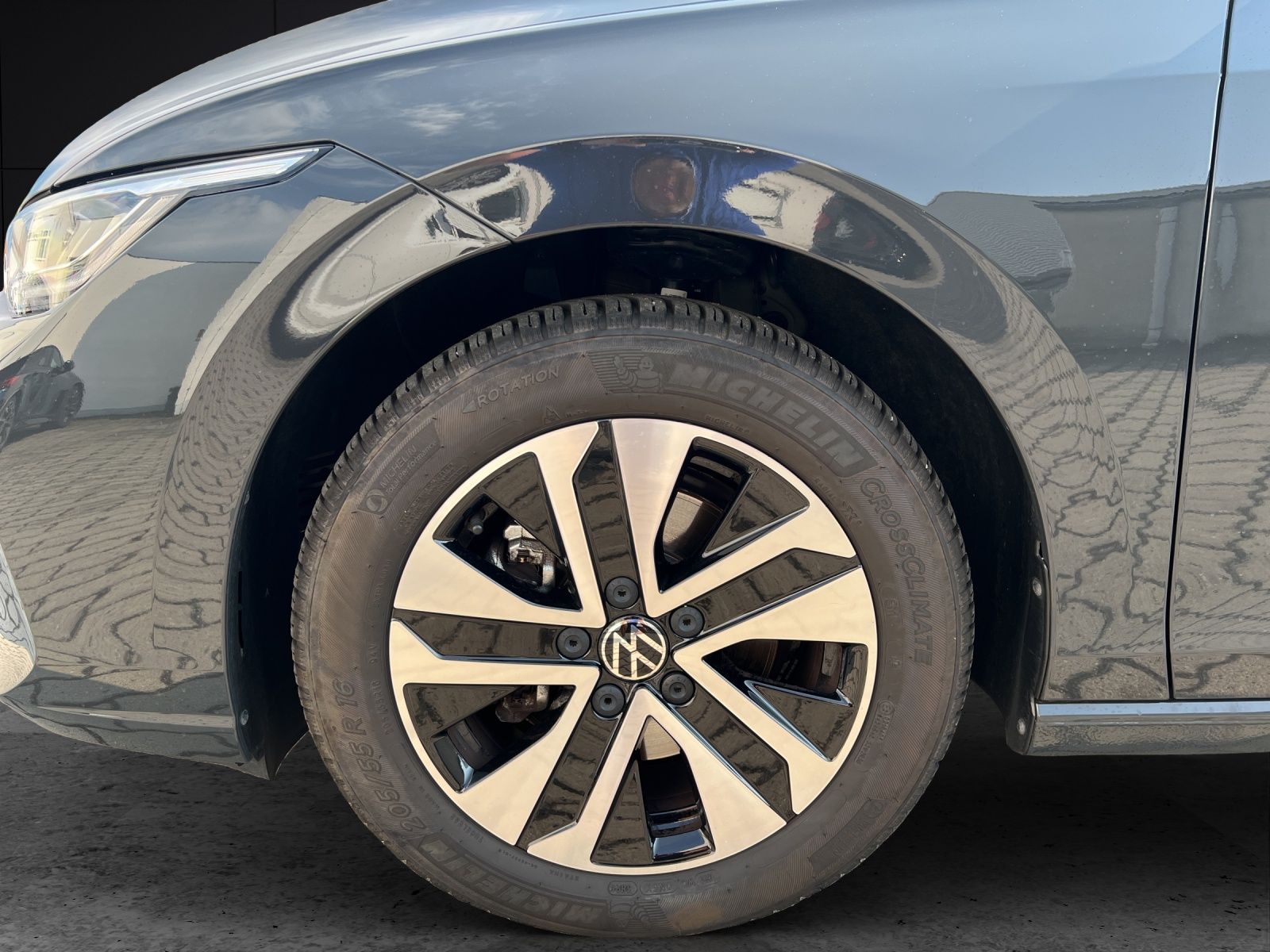 Fahrzeugabbildung Volkswagen Golf VIII Variant TSI Energy DSG LED Navi AID AC