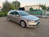 Volkswagen Passat R-line 2.0TDI DSG Highline Vollausstattug - Volkswagen Passat aus 2011: Kombi, Highline