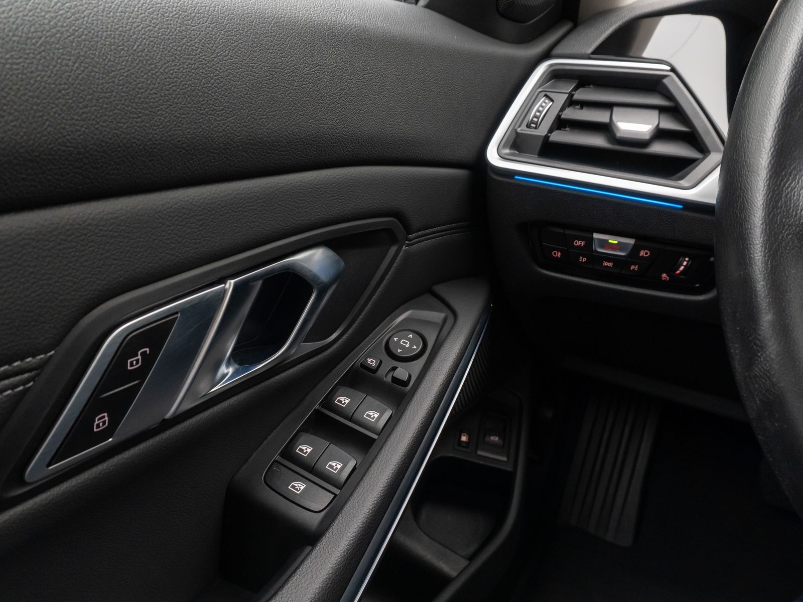 Fahrzeugabbildung BMW 330e Sport Line 360°Alarm HUD DAB HiFi Fernlicht
