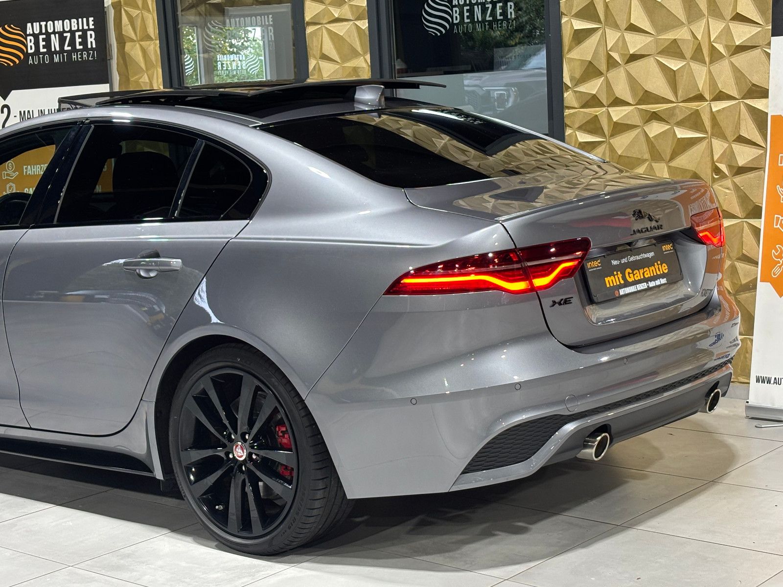 Fahrzeugabbildung Jaguar XE R-Dynamic Black/360''KAM/PANO/EXCLUSIV/MERIDI