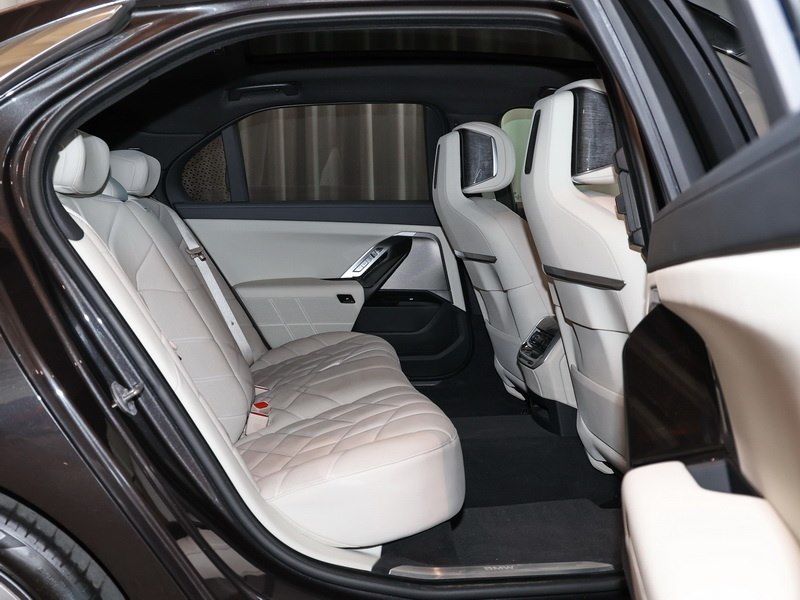 BMW 740d xDrive Design Pure Excellence DrivAssProf 3 foto 12
