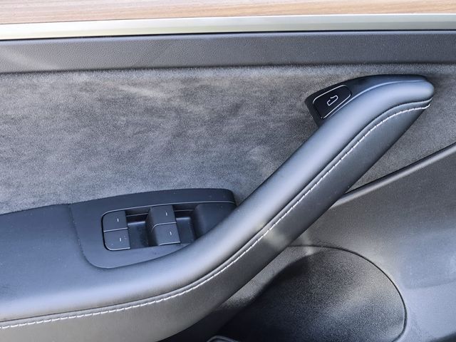 Fahrzeugabbildung Tesla Model 3 PERFORM AWD PANO+NAVI+STDHZ+LED+SHZ+KAM+