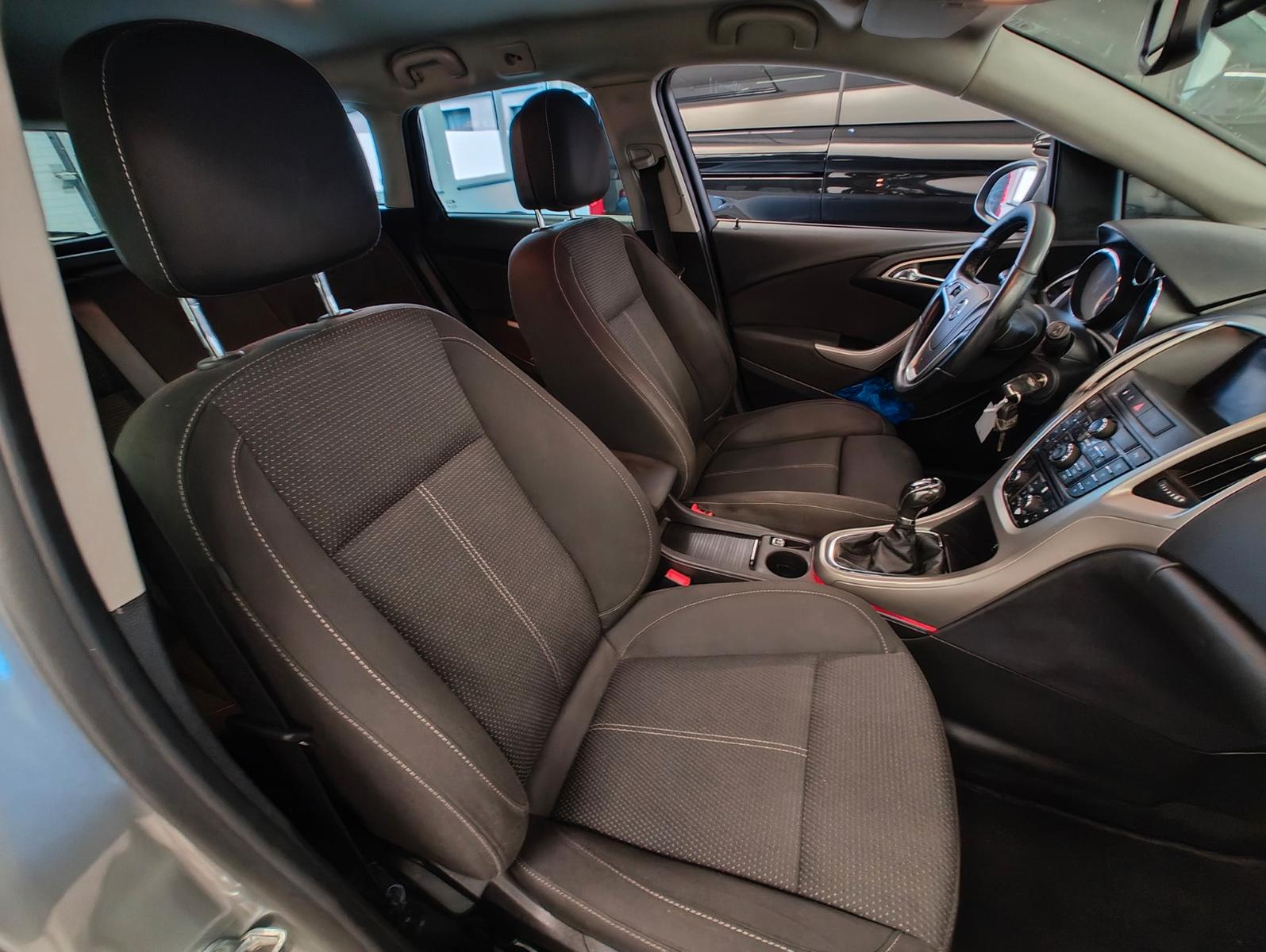 Opel Astra 2011 — photo 10