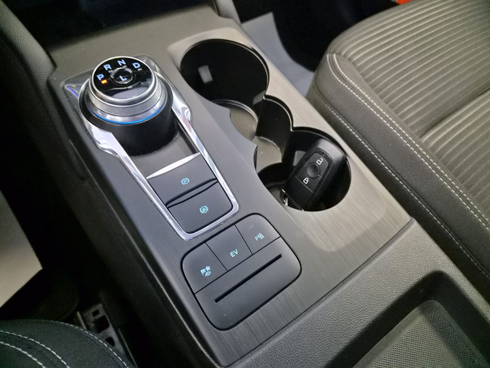 Fahrzeugabbildung Ford Kuga Plug-In Hybrid Titanium / SCHECKHEFT