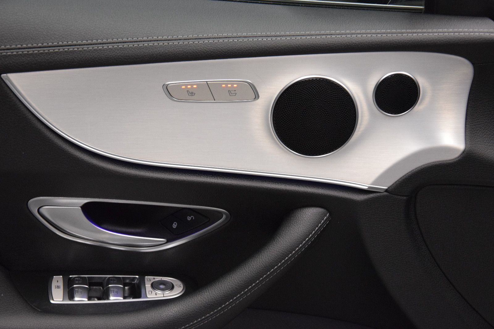 Fahrzeugabbildung Mercedes-Benz E 200 Cabrio 1.Hand AMG LED NAVI Ambiente Leder