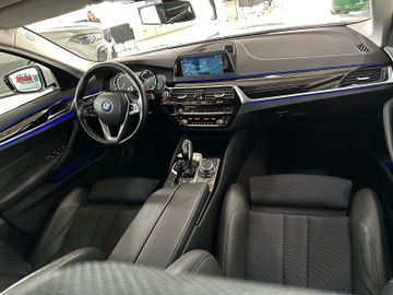 Fahrzeugabbildung BMW 520d Sport Line AHK Navi Kamera DriveAssist LED