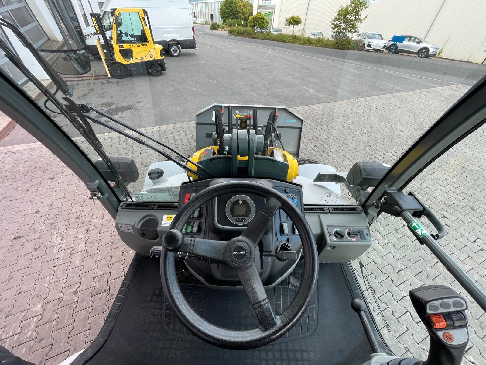 Fahrzeugabbildung Kramer 8085 / 175h / Schneeschild / Steuer / Kehrbesen
