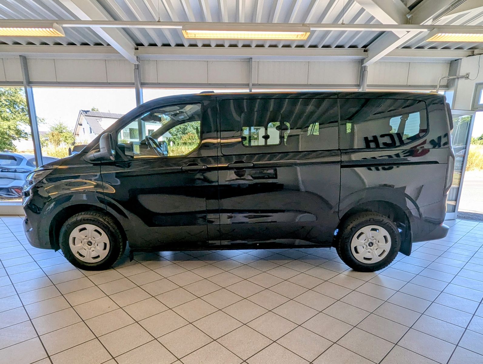 Fahrzeugabbildung Ford Transit Custom 320 L1 Navi 8-Sitze LED Kamera