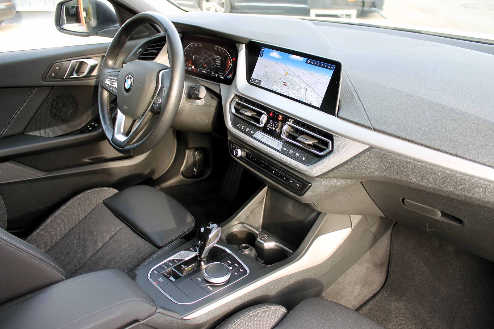 Fahrzeugabbildung BMW 118i Advantage Steptr. Temp. PDC KAM NAV LED SHZ