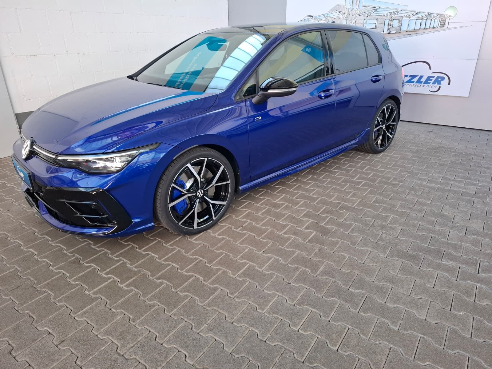 Fahrzeugabbildung Volkswagen Golf VIII Lim. R 2.0 TSI 4M. +ACC +IQ.Light +DCC